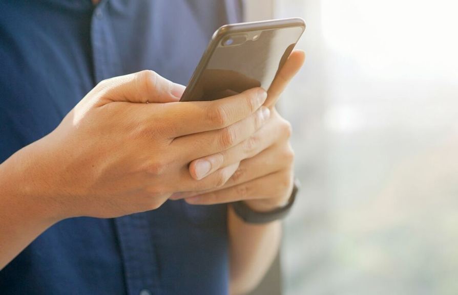 Twitter マーケティング 携帯をもつ男性の手